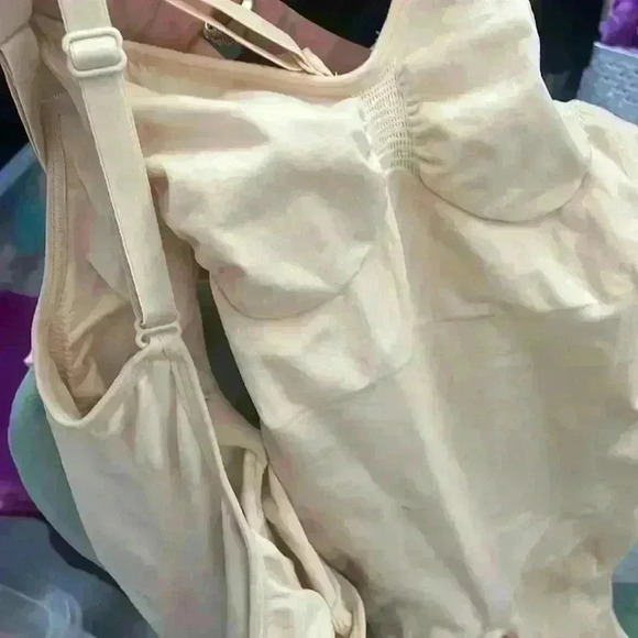 SKIMS- NWOB Sculpting Seamless Mid Thigh Bodysuit - Light nude - Picture 2 of 13